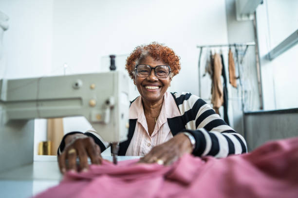 Styliste épanouie dans son atelier