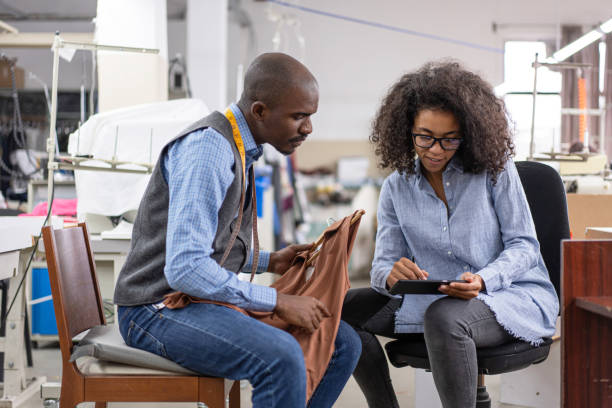 Styliste consultant avec un client sur tablette